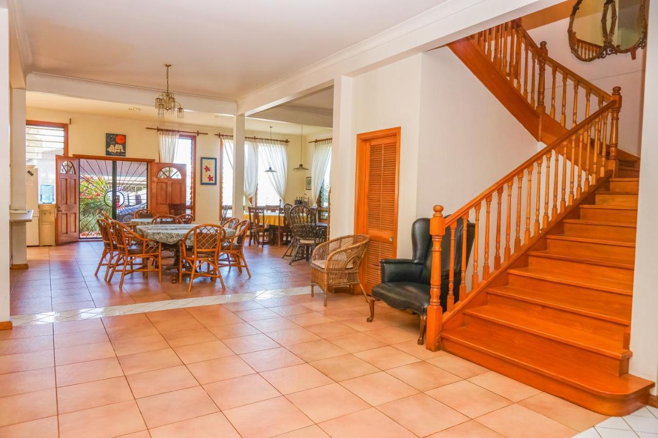 Lynn'S Getaway Hotel 아피아 외부 사진