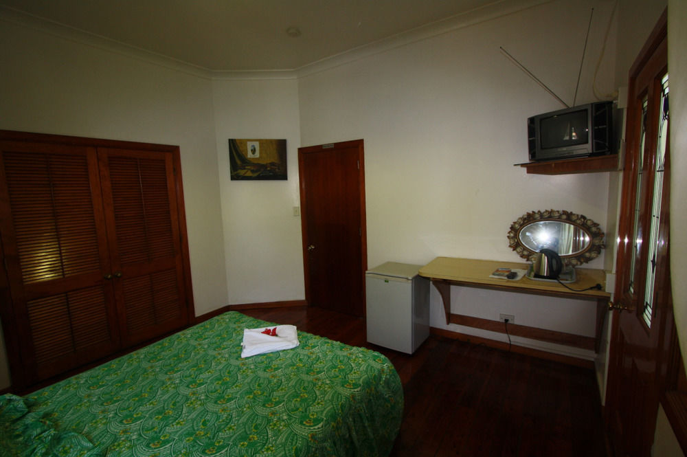 Lynn'S Getaway Hotel 아피아 외부 사진