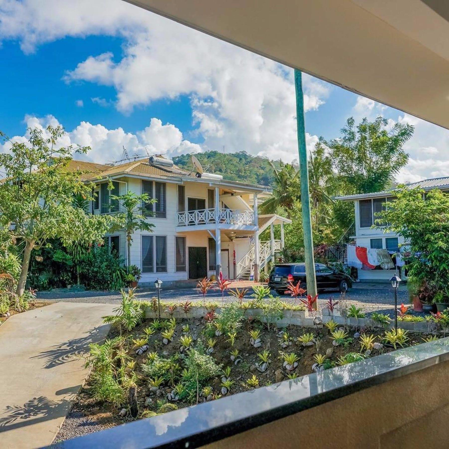 Lynn'S Getaway Hotel 아피아 외부 사진