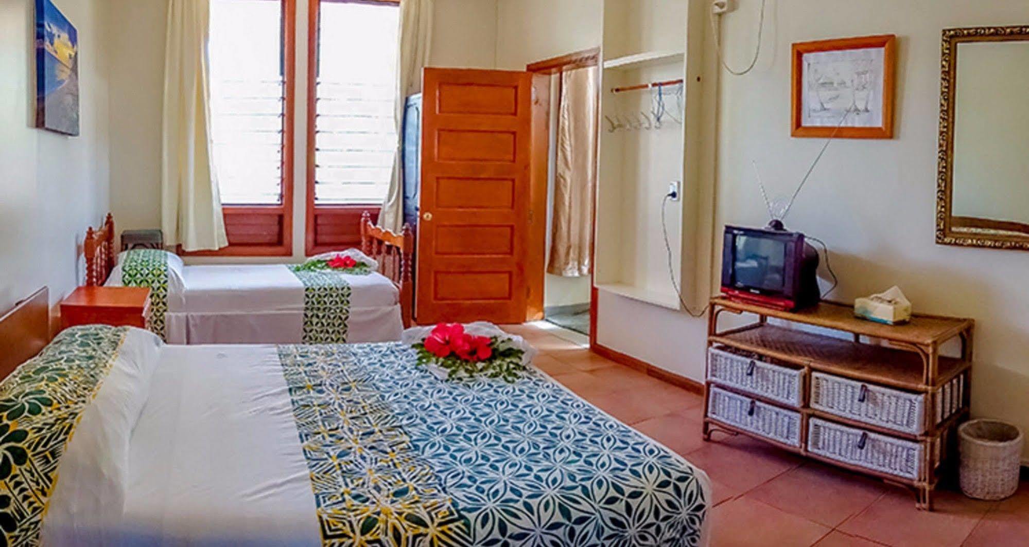 Lynn'S Getaway Hotel 아피아 외부 사진