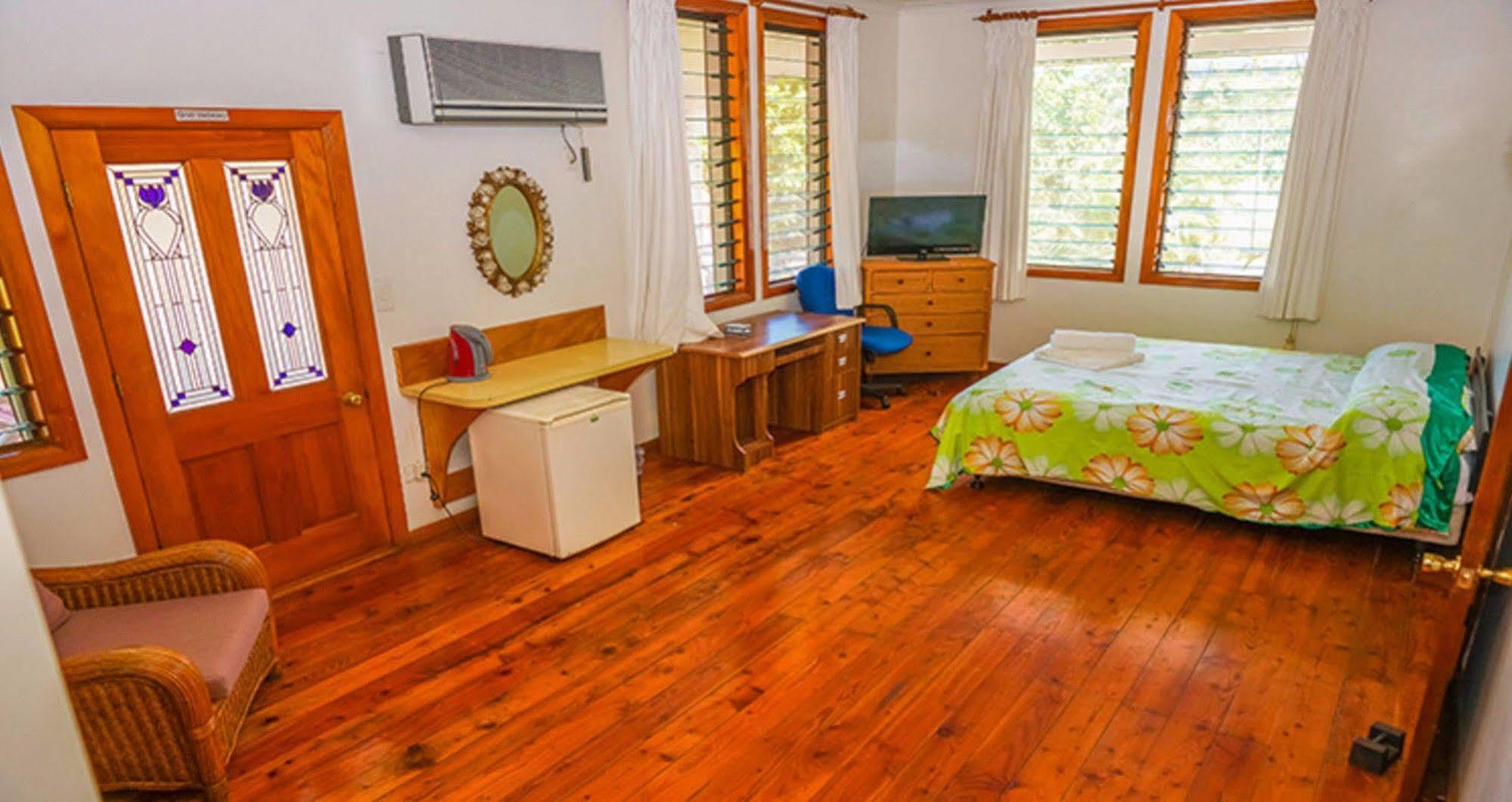 Lynn'S Getaway Hotel 아피아 외부 사진